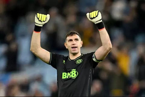 رسمياً.. أستون فيلا يعلن تمديد عقد إيمليانو مارتينيز حتى 2029